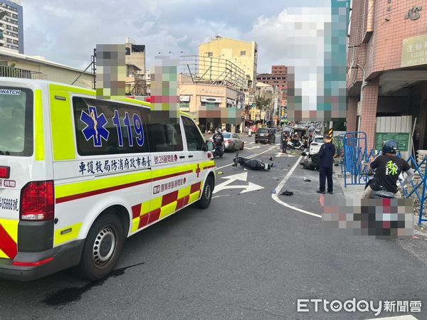 ▲台南府前路二段發生機車與微電車碰撞事故，2名騎士均送醫救治。（記者林東良翻攝，下同）