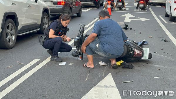 ▲台南府前路二段發生機車與微電車碰撞事故，2名騎士均送醫救治。（記者林東良翻攝，下同）