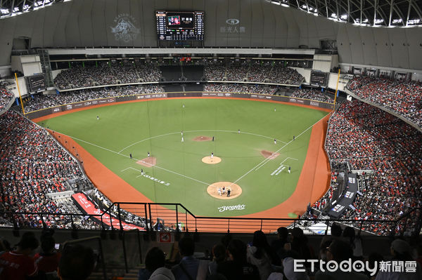 ▲▼林智勝引退系列賽第二戰，台北大巨蛋湧入滿場四萬名球迷。（圖／記者李毓康攝）