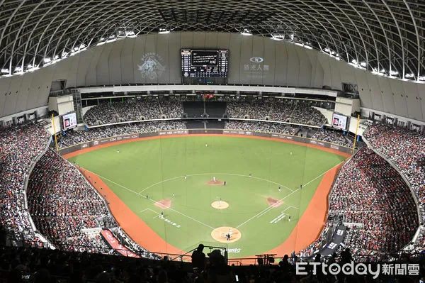 ▲▼林智勝引退系列賽第二戰，台北大巨蛋湧入滿場四萬名球迷。（圖／記者李毓康攝）