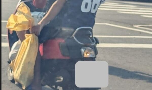 ▲移工手上抓的袋內會動，民眾懷疑是隻狗。（圖／翻攝自吳韋達議員臉書）