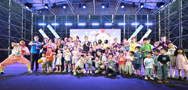 ▲桃園市長張善政與出席體育運動展演會暨體育有功人員、小朋友等合影。（圖／市府新聞處提供）