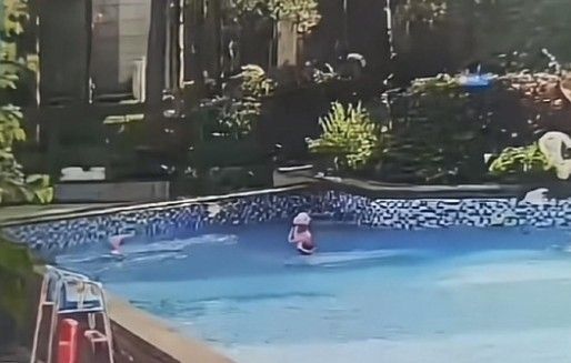 ▲▼女童疑被泳池排水口吸入身亡。 (图/翻摄自微博/)