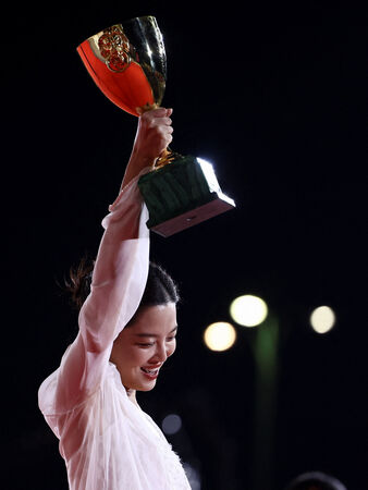 ▲中國女星辛芷蕾以電影《日掛中天》，拿下本屆威尼斯影后。（圖／路透）