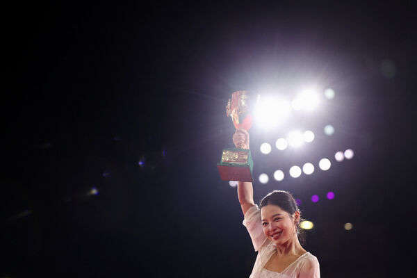 ▲中國女星辛芷蕾以電影《日掛中天》，拿下本屆威尼斯影后。（圖／路透）