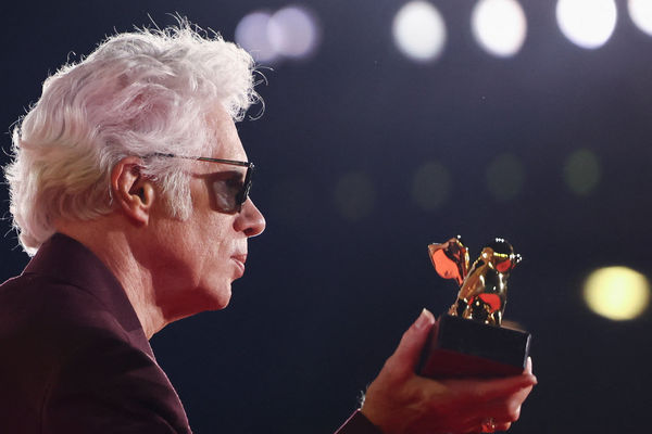 ▲「金獅獎」由美國電影《父母姐弟》（暫譯，Father Mother Sister Brother）拿下，導演吉姆賈木許（Jim Jarmusch）領獎。（圖／路透）