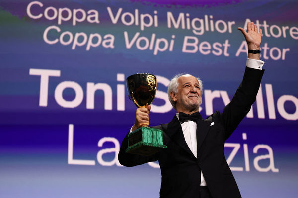 ▲義大利演員托尼瑟維洛（Toni Servillo）第三次拿下威尼斯影帝。（圖／路透）