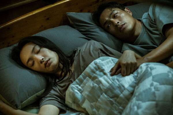 ▲楊祐寧（右）親見蔡思韵（左）中邪，半夜古怪行徑渾身發毛。（圖／天予電影提供）