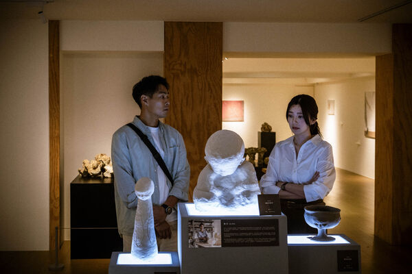 ▲楊祐寧（右）親見蔡思韵（左）中邪，半夜古怪行徑渾身發毛。（圖／天予電影提供）