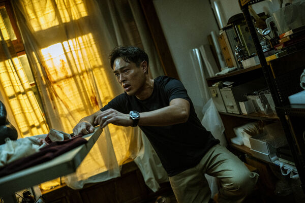 ▲楊祐寧（右）親見蔡思韵（左）中邪，半夜古怪行徑渾身發毛。（圖／天予電影提供）