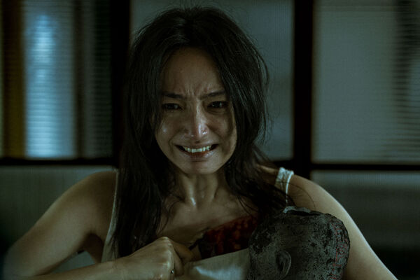 ▲楊祐寧（右）親見蔡思韵（左）中邪，半夜古怪行徑渾身發毛。（圖／天予電影提供）