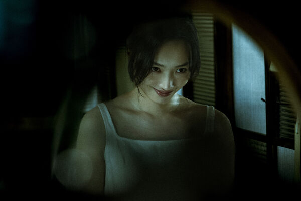 ▲楊祐寧（右）親見蔡思韵（左）中邪，半夜古怪行徑渾身發毛。（圖／天予電影提供）