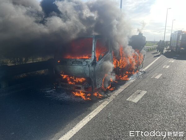 ▲▼台南國道小貨車起火燃燒。（圖／記者林東良翻攝）