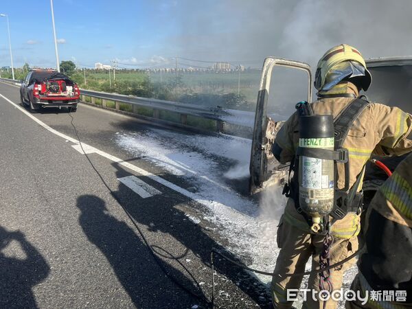▲▼台南國道小貨車起火燃燒。（圖／記者林東良翻攝）