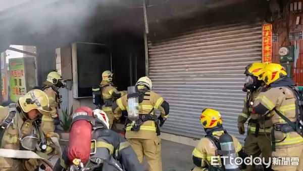 ▲▼    台南市永康區中華路一處鐵皮建物，今（7）日8時許發生火警，消防出動20車、警消42人抵達，2名人員在鐵皮屋上方受困，出動雲梯車以及出水搶救火勢，隨後2名受困人員救出，5名住戶檢傷中，意識清醒。         。（圖／記者林東良翻攝）