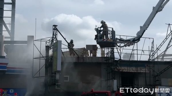 ▲▼    台南市永康區中華路一處鐵皮建物，今（7）日8時許發生火警，消防出動20車、警消42人抵達，2名人員在鐵皮屋上方受困，出動雲梯車以及出水搶救火勢，隨後2名受困人員救出，5名住戶檢傷中，意識清醒。         。（圖／記者林東良翻攝）