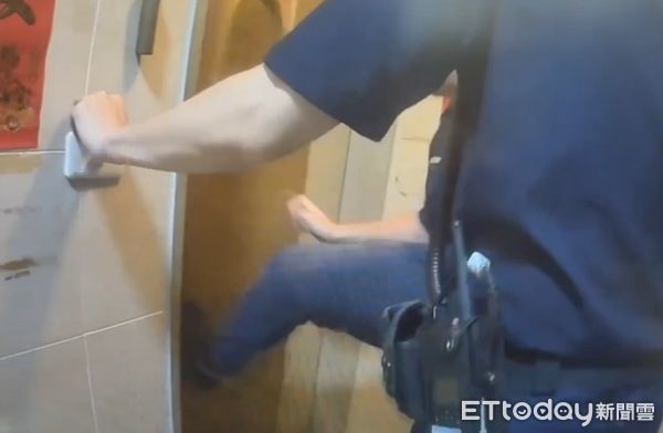 ▲▼彭男拼命掙脫後逃回家，員警則大腳踹開大門將彭男壓制逮捕。（圖／桃園警分局提供）