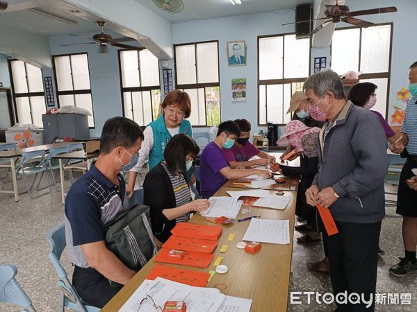 ▲▼   嘉縣重陽敬老禮金發放  。（圖／嘉義縣政府提供）