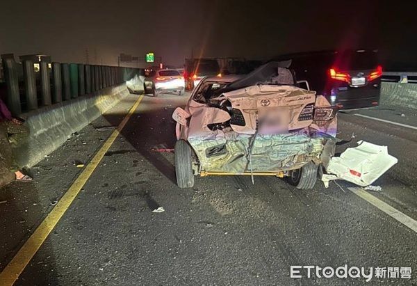 ▲小客車自撞護欄停於路中，車尾遭大貨車撞凹。（圖／平鎮警分局提供）