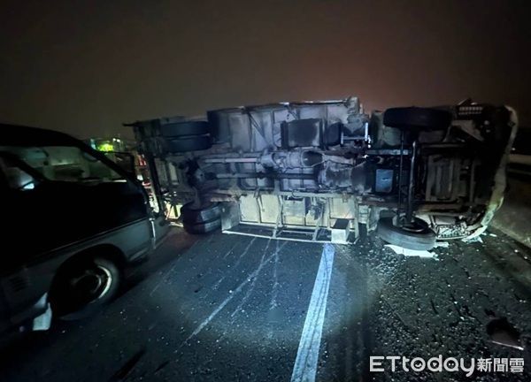▲大貨車追撞後則失控翻覆，隨後自小客貨車再追撞。（圖／平鎮警分局提供）