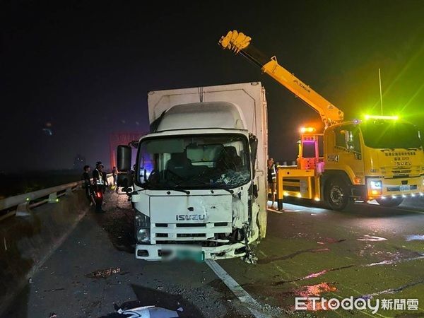 ▲車禍事故造成台66線東向封閉，進行車輛吊離作業。（圖／平鎮警分局提供）