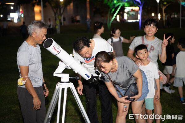 ▲▼   星空下的天文課！天文奇景「血月」9/8現身 嘉義市民搶先仰望星空 。（圖／嘉義市政府提供）