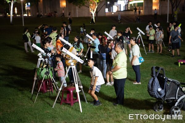▲▼   星空下的天文課！天文奇景「血月」9/8現身 嘉義市民搶先仰望星空 。（圖／嘉義市政府提供）