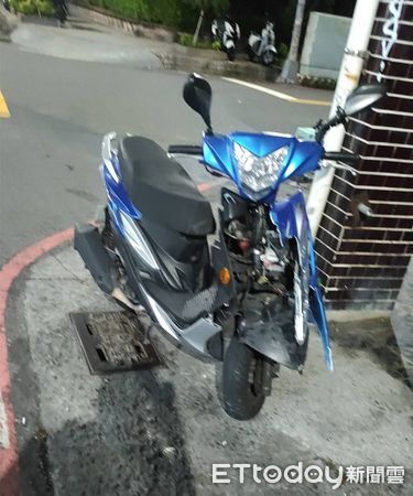▲▼高雄無照少年闖路口與計程車擦撞受傷，計程車嚴重受損。（圖／記者吳世龍翻攝）