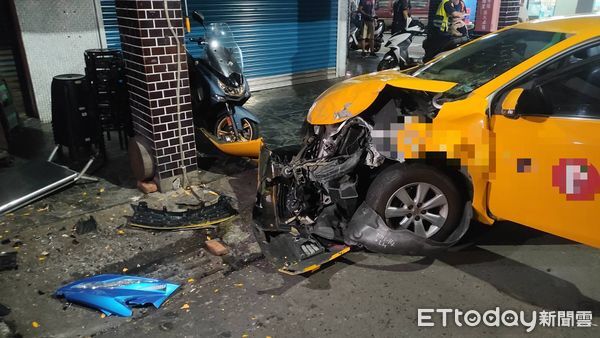 ▲▼高雄無照少年闖路口與計程車擦撞受傷，計程車嚴重受損。（圖／記者吳世龍翻攝）