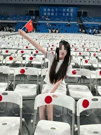 ▲▼武漢大學「日本國旗椅子」挨批媚日。（圖／翻攝微博）