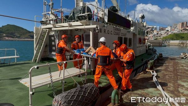 ▲▼      東引鄉民中暑昏迷  海巡快艇緊急馳援       。（圖／記者林名揚翻攝）