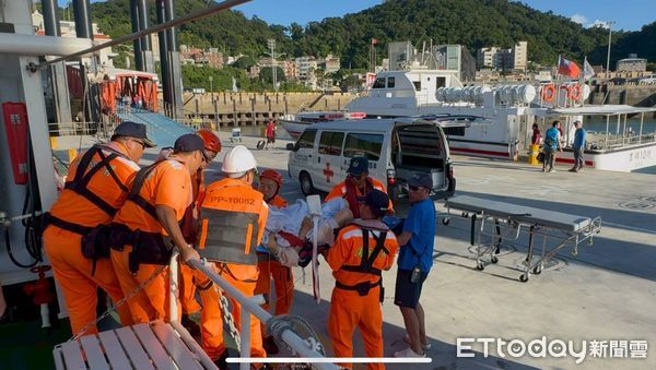▲▼      東引鄉民中暑昏迷  海巡快艇緊急馳援       。（圖／記者林名揚翻攝）