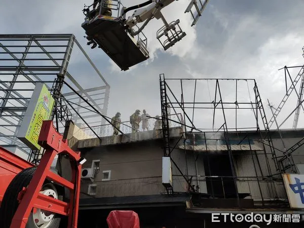 ▲台南永康中華路RC建築連棟鐵皮加蓋上午發生火警，消防人員迅速佈署灌救，火場屋內3人一度受困，消防員緊急架梯與引導協助安全脫困。（圖／記者林東良翻攝，下同）
