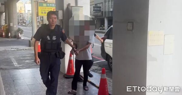 ▲男子徒手敲打路旁車輛，警方巡邏經過即時制止將人逮捕。（記者林東良翻攝，下同）