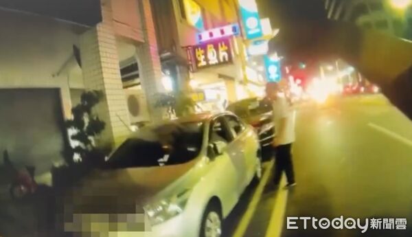 ▲男子徒手敲打路旁車輛，警方巡邏經過即時制止將人逮捕。（記者林東良翻攝，下同）