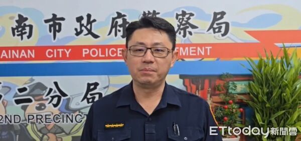 ▲男子徒手敲打路旁車輛，警方巡邏經過即時制止將人逮捕。（記者林東良翻攝，下同）