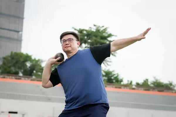 ▲▼民進黨立委賴瑞隆曾經是名鉛球選手，運動部成立前邀請高雄在地的自由體能訓練師王昱翔至運動場交流。（圖／立委賴瑞隆國會辦公室提供）