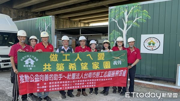 ▲台南做工行善團志工接力完成西港區蘇姓案家修繕，第307戶掛牌見證「希望家園」重生。（記者林東良翻攝，下同）