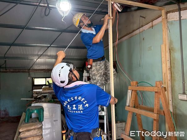 ▲台南做工行善團志工接力完成西港區蘇姓案家修繕，第307戶掛牌見證「希望家園」重生。（記者林東良翻攝，下同）