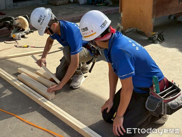 ▲台南做工行善團志工接力完成西港區蘇姓案家修繕，第307戶掛牌見證「希望家園」重生。（記者林東良翻攝，下同）