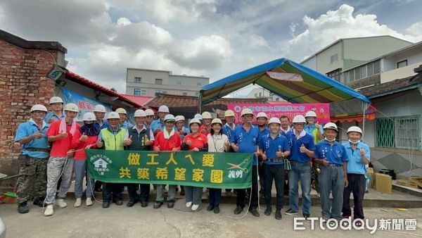 ▲台南做工行善團志工接力完成西港區蘇姓案家修繕，第307戶掛牌見證「希望家園」重生。（記者林東良翻攝，下同）