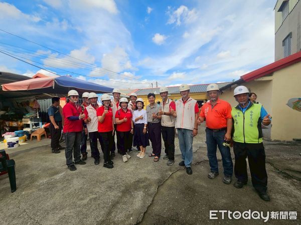 ▲台南做工行善團志工接力完成西港區蘇姓案家修繕，第307戶掛牌見證「希望家園」重生。（記者林東良翻攝，下同）