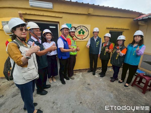 ▲台南做工行善團志工接力完成西港區蘇姓案家修繕，第307戶掛牌見證「希望家園」重生。（記者林東良翻攝，下同）