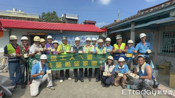 ▲台南做工行善團志工接力完成西港區蘇姓案家修繕，第307戶掛牌見證「希望家園」重生。（記者林東良翻攝，下同）