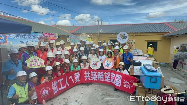 ▲台南做工行善團志工接力完成西港區蘇姓案家修繕，第307戶掛牌見證「希望家園」重生。（記者林東良翻攝，下同）