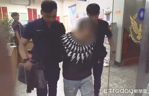 ▲鍾男不滿被積欠債務，前往友人住處噴滅火器，又與鄰居起衝突遭逮捕。（圖／記者陸運陞翻攝）