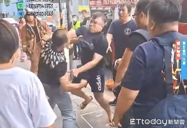 ▲鍾男不滿被積欠債務，前往友人住處噴滅火器，又與鄰居起衝突遭逮捕。（圖／記者陸運陞翻攝）