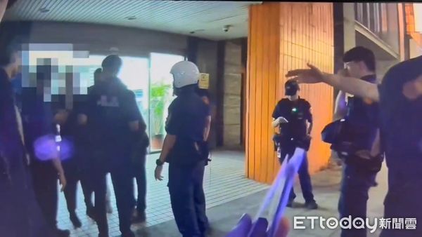 ▲騎車情侶和醉漢發生衝突，導致現場聚集打批人馬中正一警方到場約制。（圖／記者張君豪翻攝）