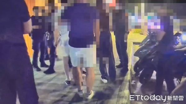 ▲騎車情侶和醉漢發生衝突，導致現場聚集打批人馬中正一警方到場約制。（圖／記者張君豪翻攝）