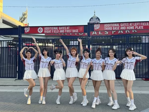 ▲▼樂天女孩在華盛頓球場合影。（圖／樂天桃猿提供）